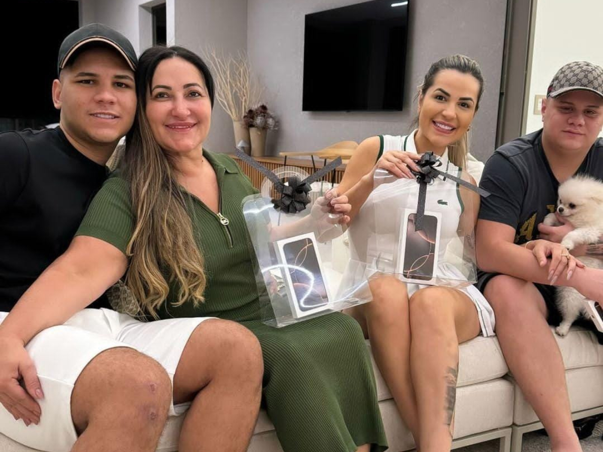 Deolane Bezerra presenteia funcionários de casa com iPhones 17 Pro Max